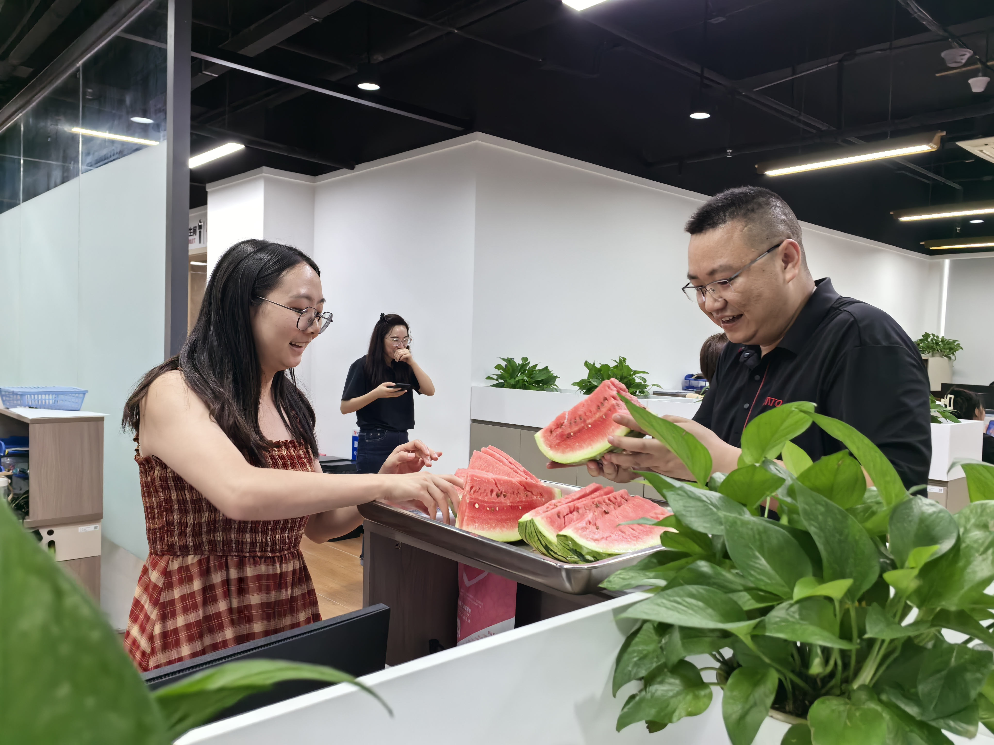 情系员工，暑送清凉&mdash;&mdash;11517bb巴黎人贵宾会集团开展高温慰问活动