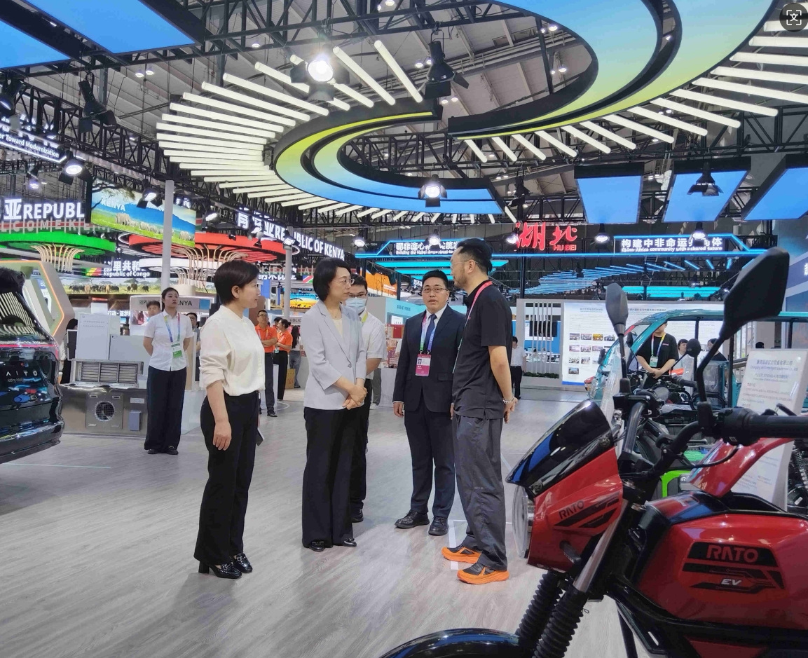 11517bb巴黎人贵宾会电摩新品亮相中非博览会，引领绿色出行新潮流